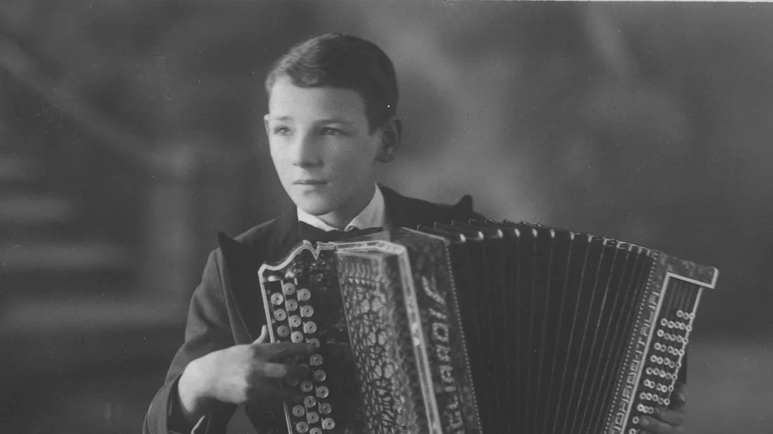 Sjeng Kraft jong met accordeon